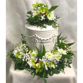   Fehér vegyes virágokkal körbedíszített urnakoszorú + urnadísz