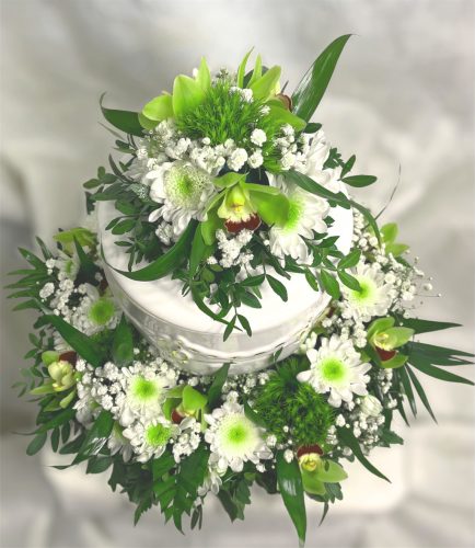 Fehér vegyes virágokkal körbedíszített urnakoszorú + urnadísz